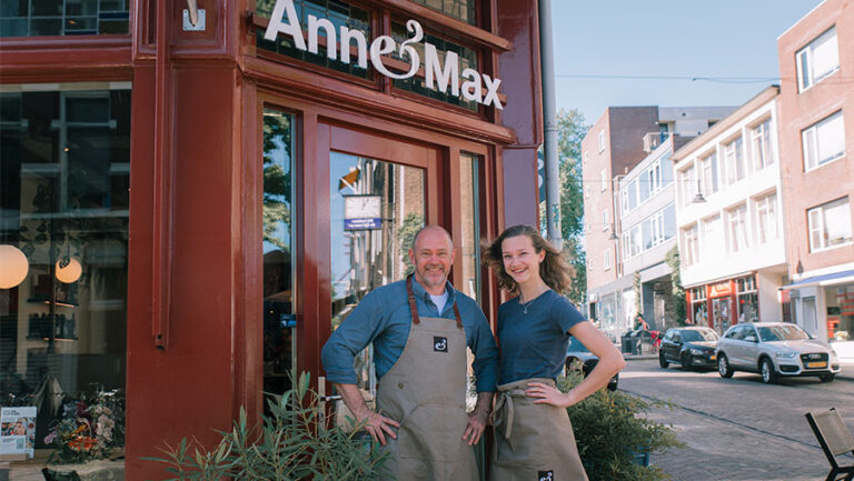 FvhJ-Michiel-Anne-Max_0002_Michiel en Nannique voor Anrhem Steenstraat
