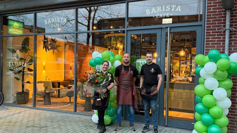 FvhJ-Nick-barista-cafe_0001_Nick en opening Hardenberg