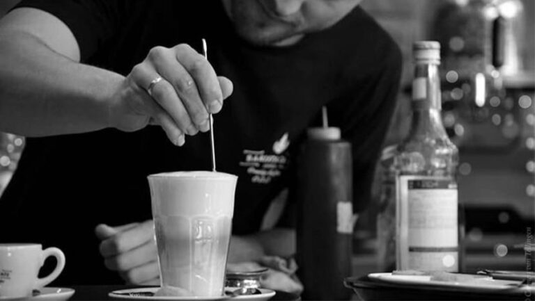 FvhJ-Nick-barista-cafe_0004_Nick aan het werk