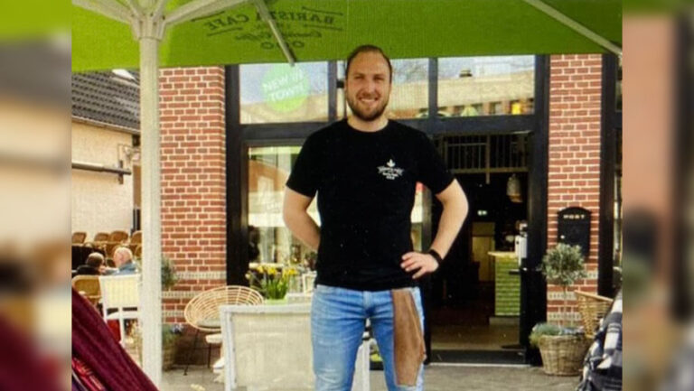 FvhJ-Nick-barista-cafe_0005_Nick terras