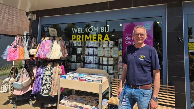 Primera_0000_Jaap voor zijn winkel