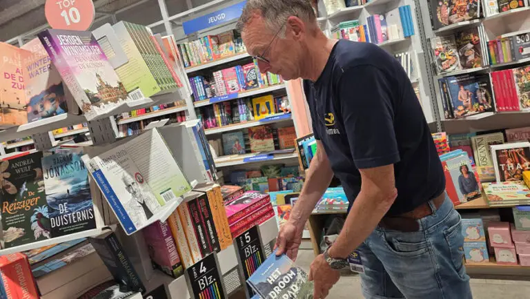 Primera_0004_Jaap biedt een ruime keuze boeken aan